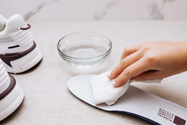 vệ sinh miếng lót giày