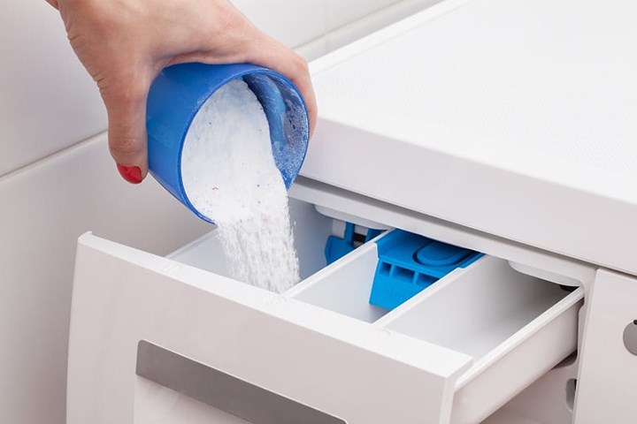 Dùng một lượng bột giặt vừa đủ