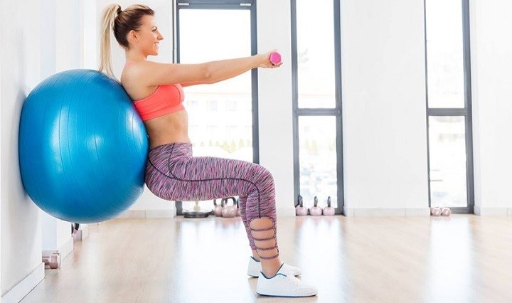 Squat với bóng tập yoga