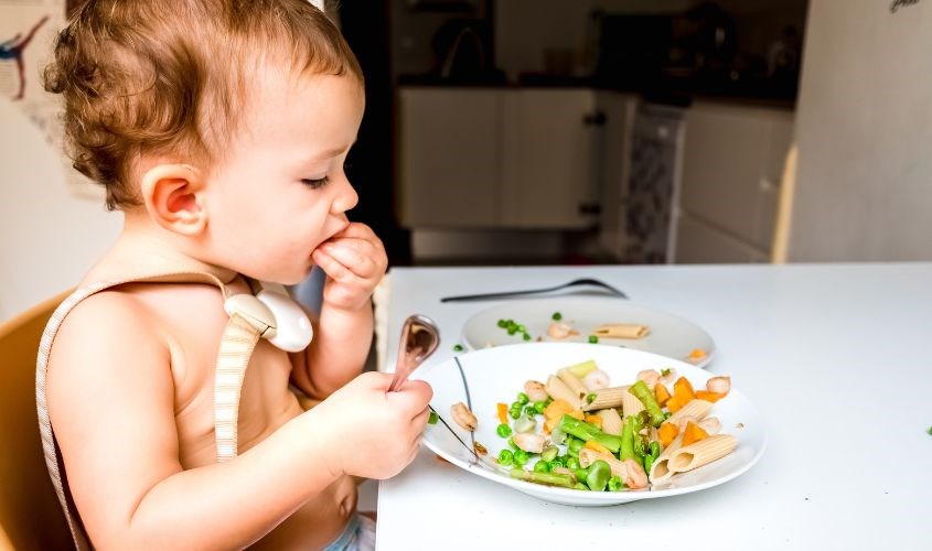 Mẹ cần cho bé ăn bổ sung các loại thực phẩm để có đầy đủ chất dinh dưỡng