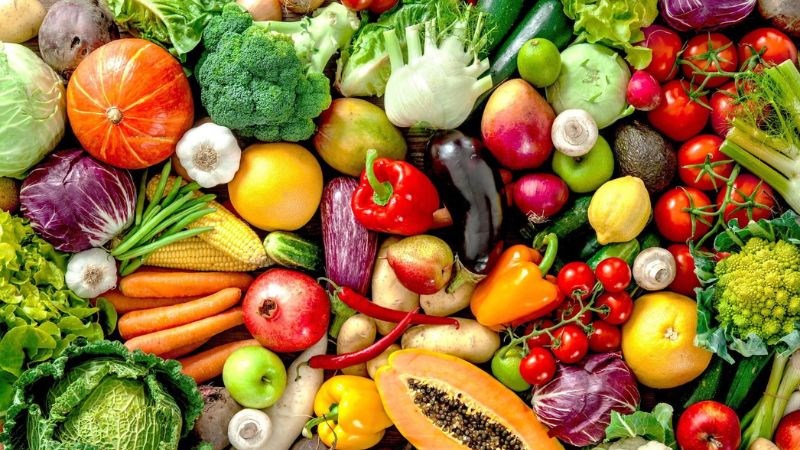 Bạn nên ăn nhiều rau xanh và trái cây để bổ sung vitamin và khoáng chất