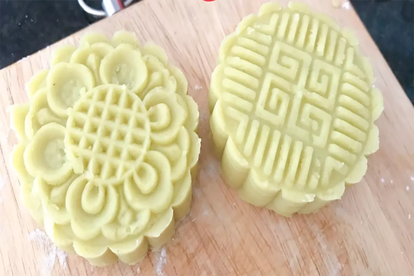 Sự kết hợp đặc biệt từ phô mai và trứng cút làm khác lạ hơn chiếc bánh trung thu cho bé