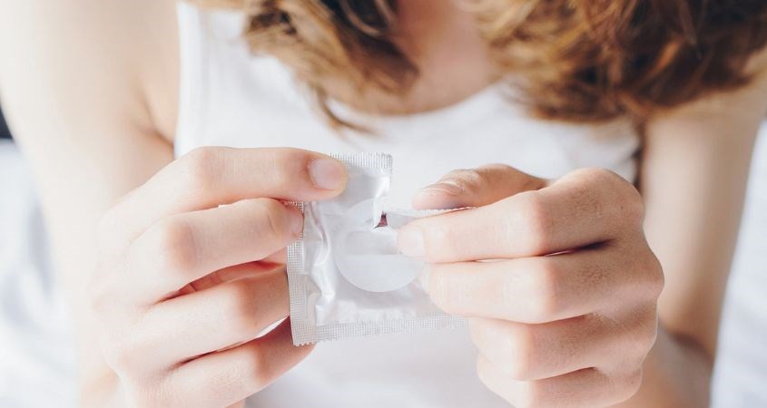 Bao cao su nữ là gì? Bao cao su giúp tránh thai và ngăn các bệnh lây lan qua đường tình dục