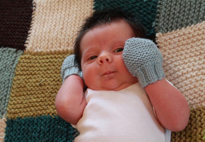 Tránh cho bé tự làm trầy mặt đối với trẻ sơ sinh