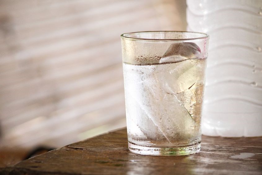 Bà bầu uống nước đá được không