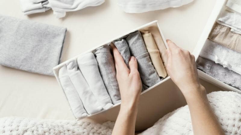 Phân loại quần áo theo cùng chất liệu để có thể chọn chế độ sấy phù hợp