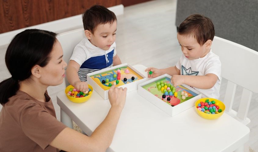 Bố mẹ nên tạo sự hứng khởi cho bé trước khi cho bé bú