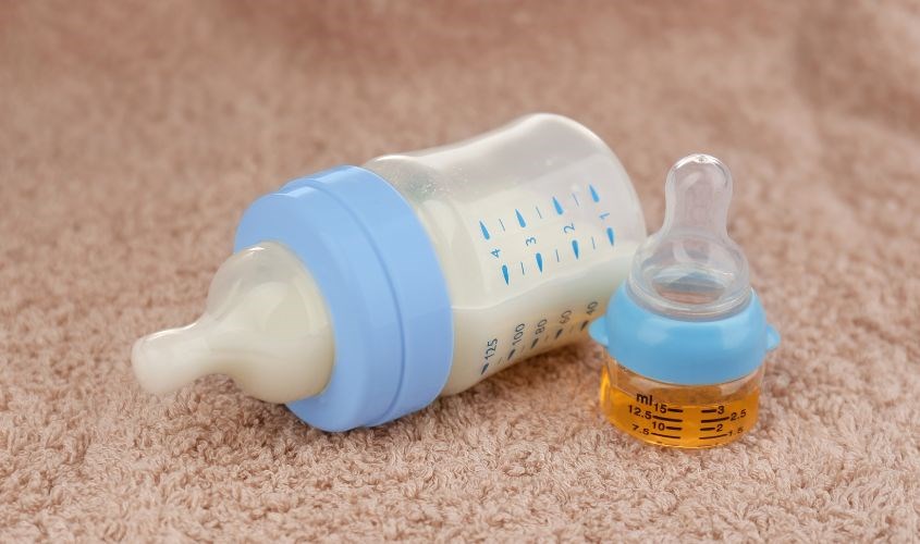 Bé lười uống sữa cho núm vú bình sữa không phù hợp