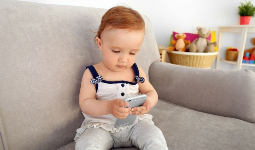 Bé lười uống sữa là do bị mất tập trung