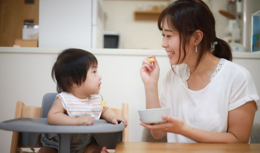 Bố mẹ nên điều chỉnh chế độ ăn dặm của bé phù hợp