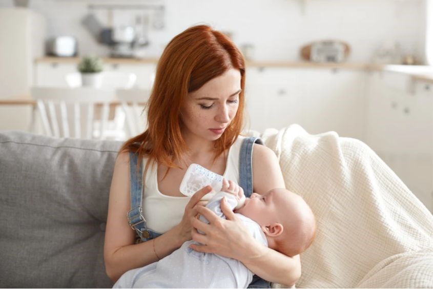 Tư thế bế bé lúc bú cũng ảnh hưởng đến quá trình bú sữa của bé Bé 3 tháng lười bú