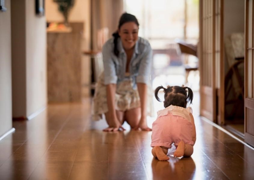 Làm sao cha mẹ có thể khuyến khích trẻ bò về phía trước. Nguồn từ istockphoto