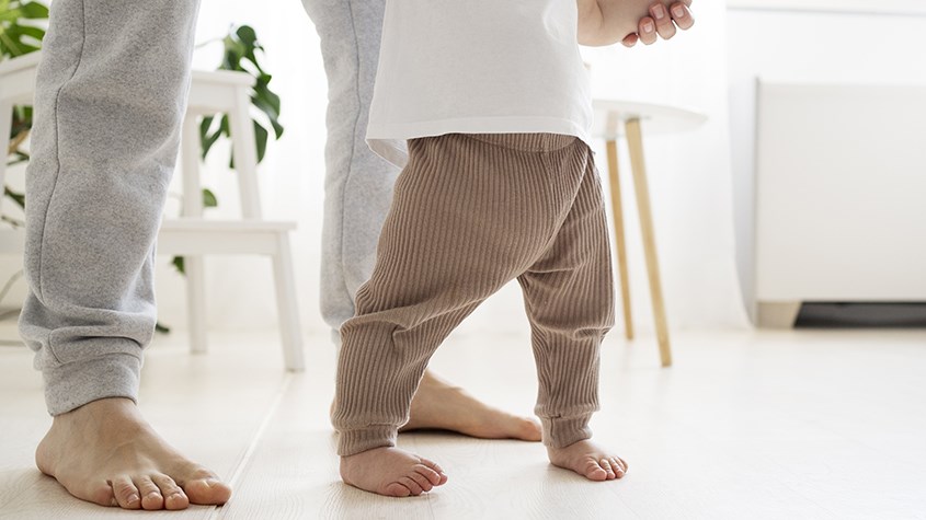 Trẻ bắt đầu tập giữ thăng bằng và chập chững bước đi.