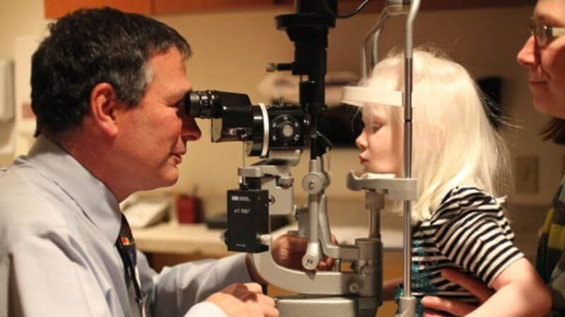 Khám mắt giúp bác sĩ chẩn đoán được tình trạng suy giảm thị lực ở bệnh nhân bạch tạng