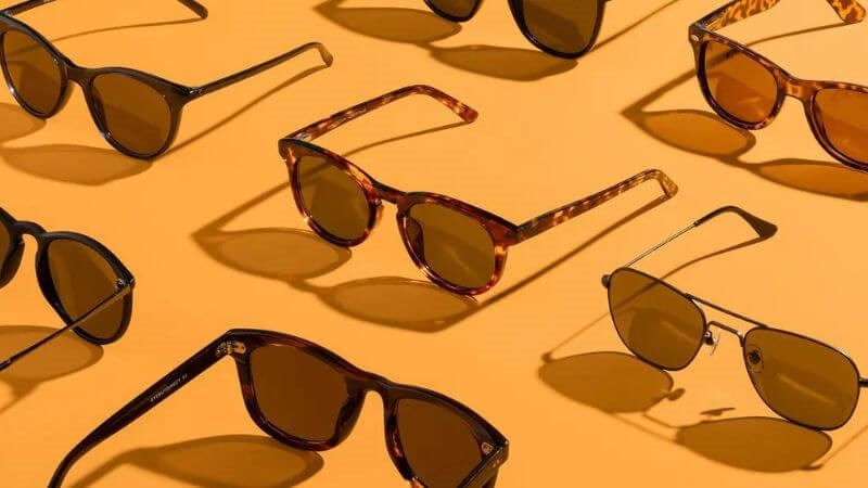 Đeo kính râm khi ra ngoài nắng giúp bảo vệ mắt, đảm bảo an toàn cho bệnh nhân