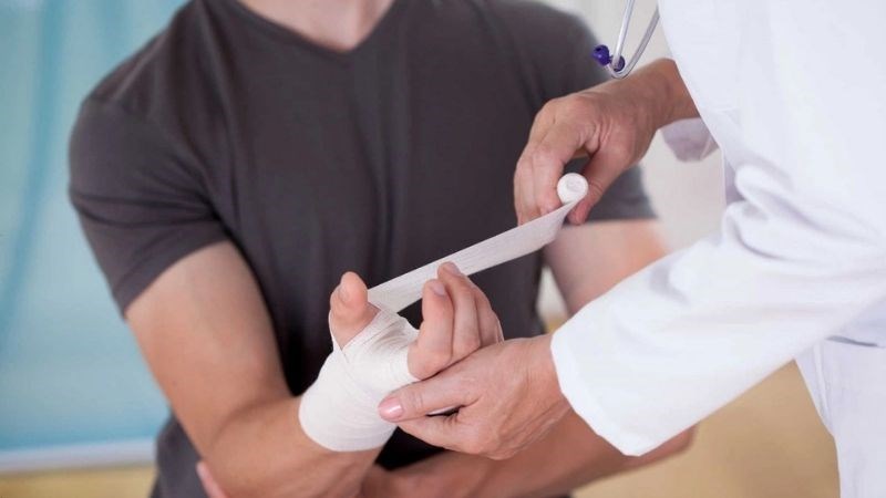 Có thể sử dụng băng cổ tay hoặc thanh nẹp để giữ cố định cổ tay khi bong gân Có thể sử dụng băng cổ tay hoặc thanh nẹp để giữ cố định cổ tay khi bong gân