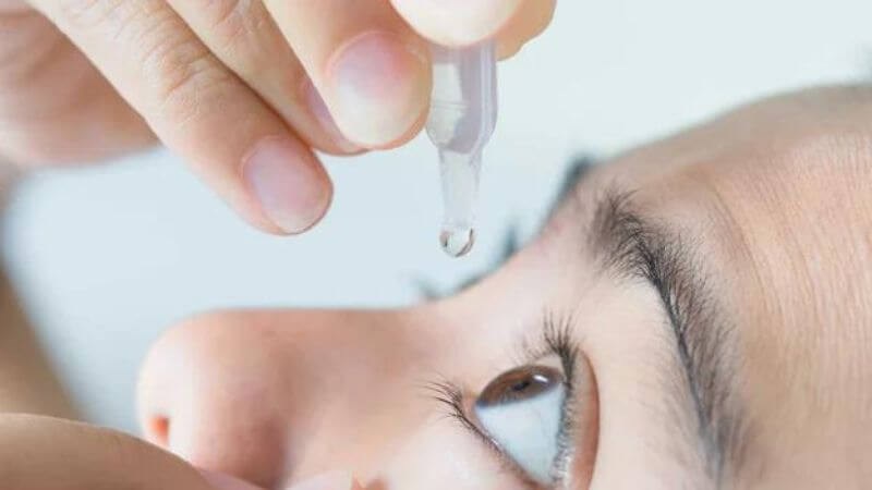 Nhỏ mắt với nước muối sinh lý có thể giúp điều trị chắp mắt tại nhà Nhỏ mắt với nước muối sinh lý có thể giúp điều trị chắp mắt tại nhà