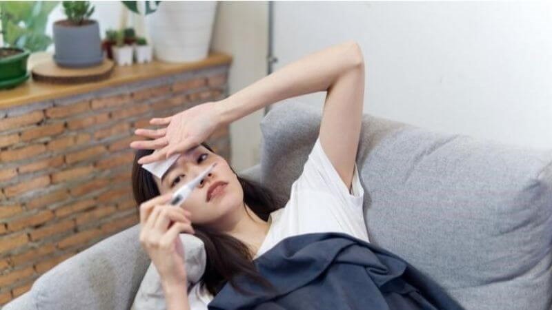 Đau bụng, sốt có thể gặp nếu người bệnh thai trứng có biến chứng nhiếm trùng tử cung