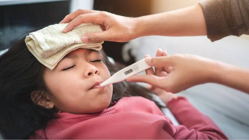 Sốt cao là triệu chứng thường gặp nhất của bệnh Sốt cao là triệu chứng thường gặp nhất của bệnh