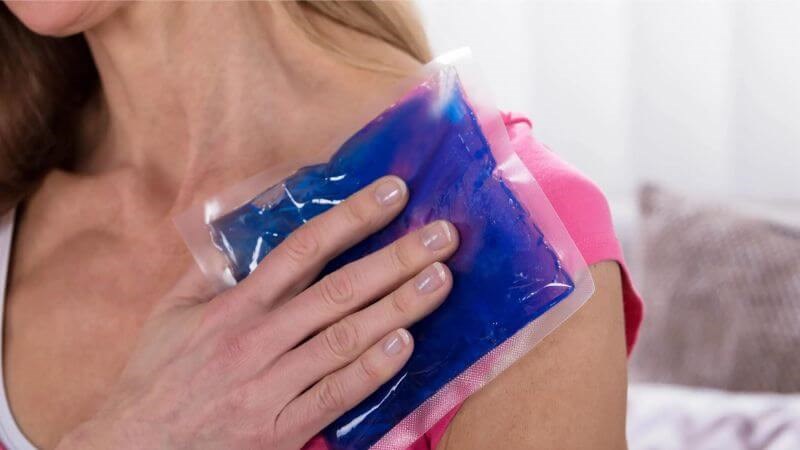 Chườm đá giúp giảm bớt sự phù nề, đau nhức tại ổ gãy