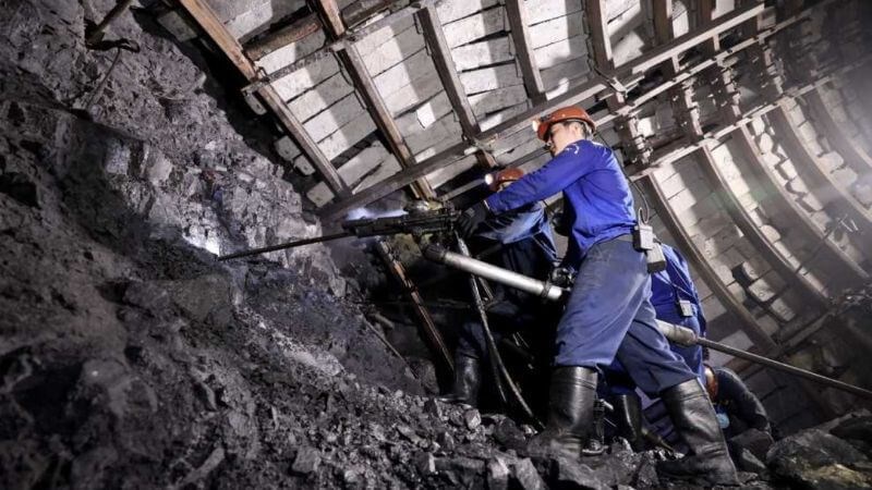 Bệnh bụi phổi có thể gặp ở người thường xuyên tiếp xúc với khói bụi như thợ mỏ, công nhân xây dựng... Bệnh bụi phổi có thể gặp ở người thường xuyên tiếp xúc với khói bụi như thợ mỏ, công nhân xây dựng...