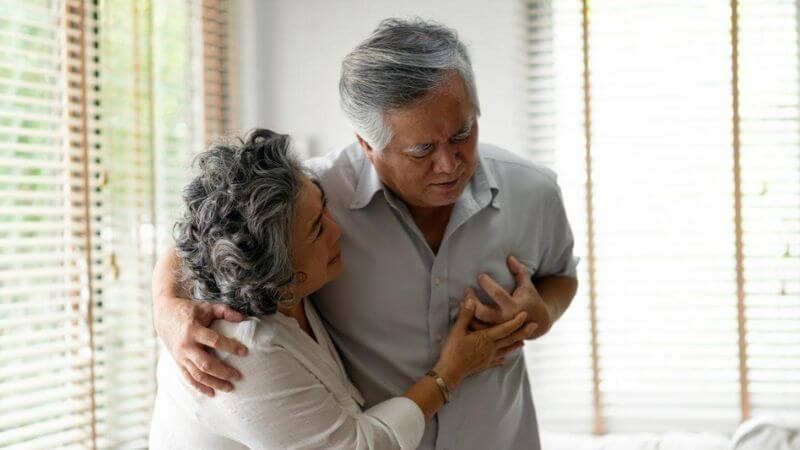 Đau thắt giữa ngực là triệu chứng điển hình của bệnh hở van động mạch chủ Đau thắt giữa ngực là triệu chứng điển hình của bệnh hở van động mạch chủ