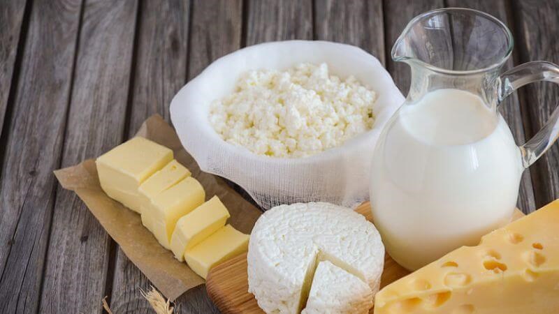 Sữa, bơ, phô mai là những thực phẩm giàu lactose