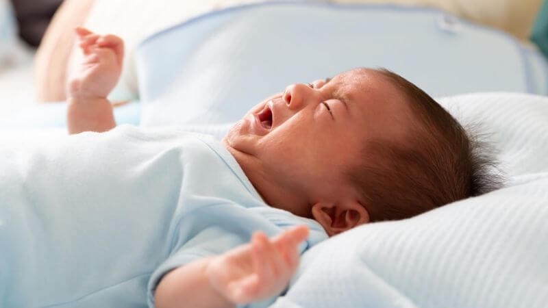 Trẻ đau bụng, quấy khóc sau khi uống sữa là dấu hiệu điển hình của bệnh