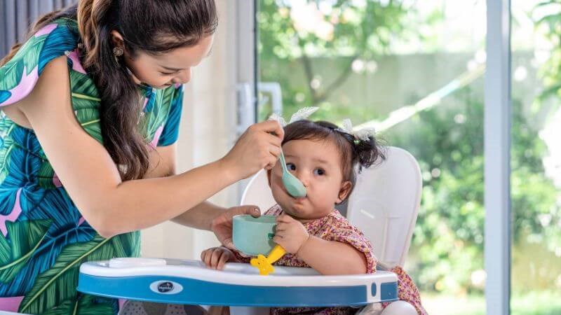Cha mẹ nên cho trẻ dùng tăng dần đồ ăn chứa lactose để hệ tiêu hóa được thích nghi