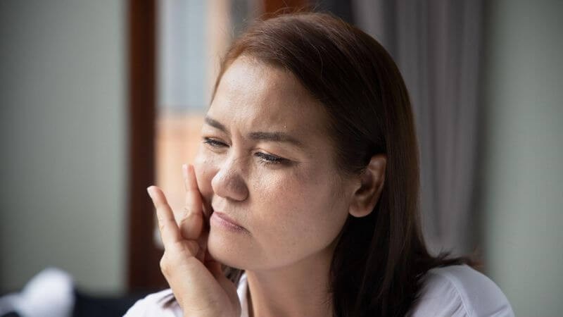 Mí mắt đóng không kín ở bệnh nhân liệt VII ngoại biên có thể gây loét giác mạc
