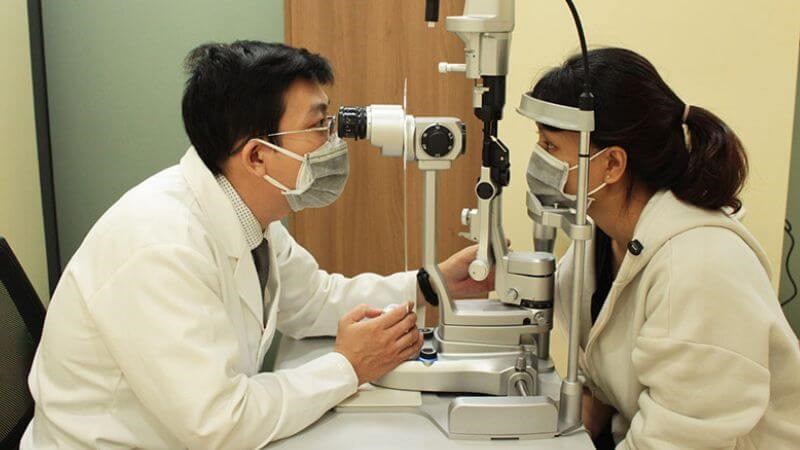 Khám mắt có thể giúp bác sĩ chẩn đoán nguyên nhân gây bệnh