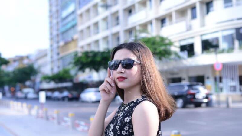 Người bệnh loét giác mạc nên đeo kính râm khi ra đường để tránh bui bẩn