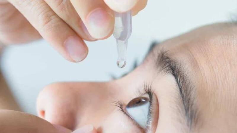 Vệ sinh mắt hàng ngày với nước muối sinh lý có thể giúp phòng ngừa loét giác mạc