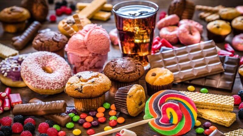Ăn quá nhiều bánh kẹo, nước ngọt có thể dẫn đến mòn răng