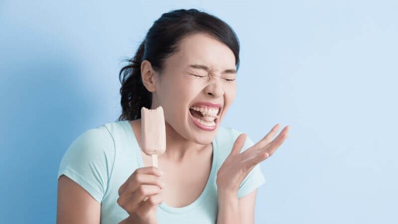 Cảm thấy ê buốt khi ăn là dấu hiệu cần đến gặp bác sĩ sớm