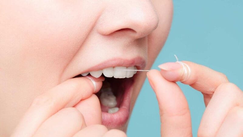 Bạn có thể sử dụng chỉ nha khoa thay cho tăm để hạn chế bệnh mòn răng