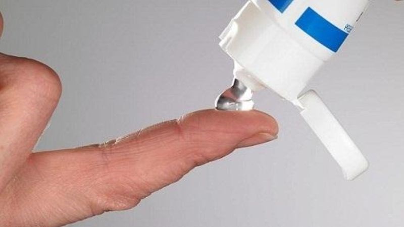 Sử dụng các thuốc bôi để điều trị rận mu
