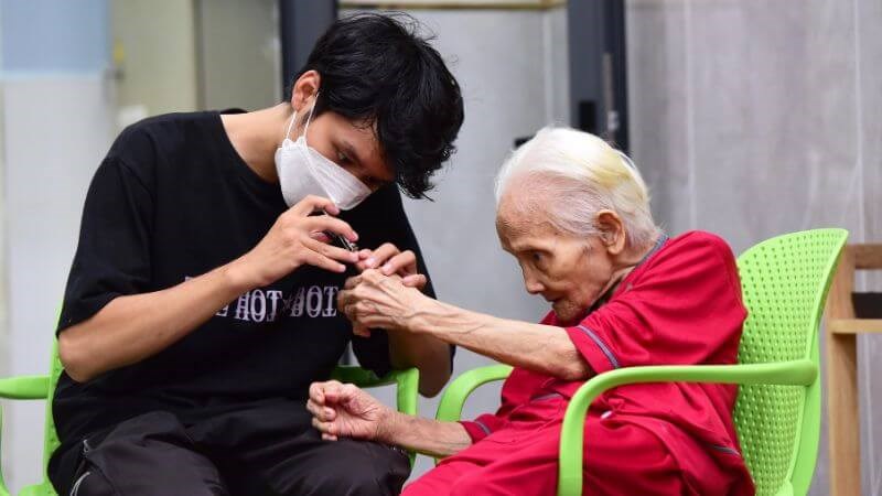 Người chăm sóc cần thường xuyên vệ sinh cơ thể và nói chuyện với bệnh nhân Người chăm sóc cần thường xuyên vệ sinh cơ thể và nói chuyện với bệnh nhân