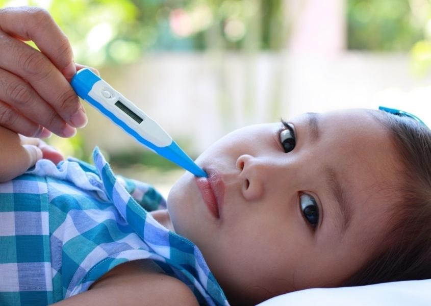 Trong giai đoạn khởi phát, trẻ thường sốt li bì