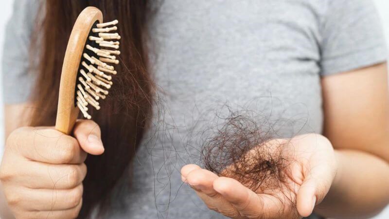 Da tóc khô kèm theo gãy rụng nhiều là dấu hiệu cần đến gặp bác sĩ sớm