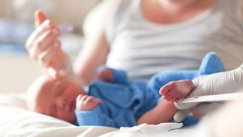 Lấy máu gót chân giúp chẩn đoán bệnh thiếu men G6PD sớm cho trẻ sơ sinh