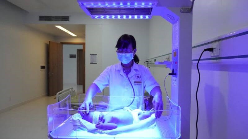 Chiếu đèn là biện pháp điều trị thiếu G6PD ở trẻ sơ sinh