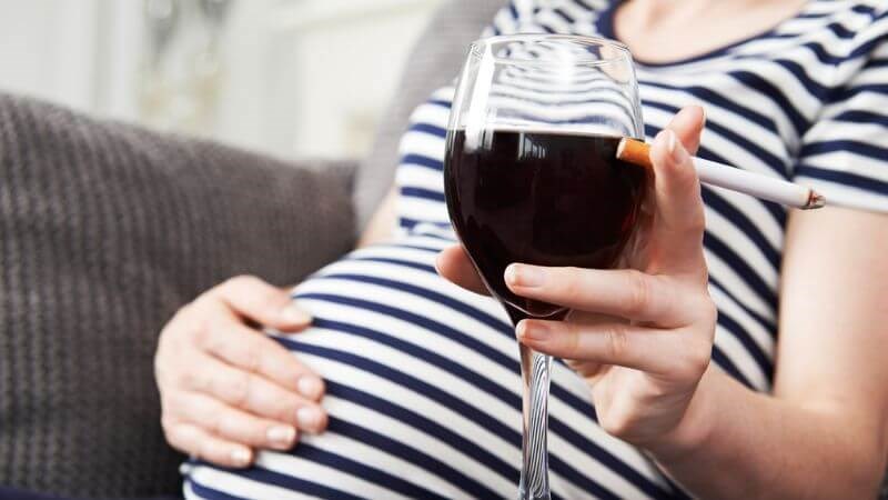 Người mẹ sử dụng thuốc lá, rượu bia có thể làm tăng nguy cơ mắc thông liên nhĩ