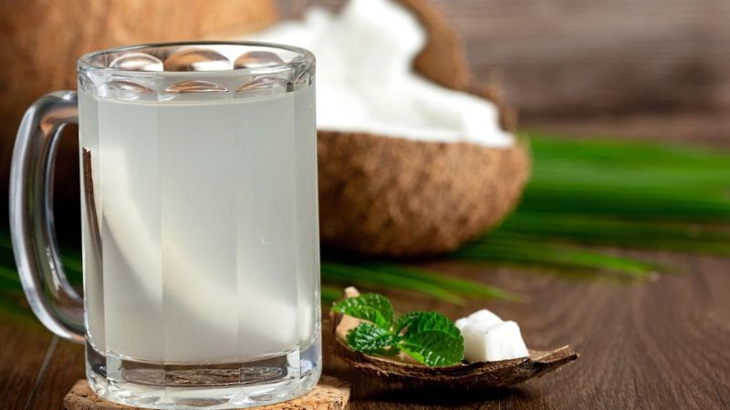 Nước dừa là nước tự nhiên được lấy từ trong quả dừa