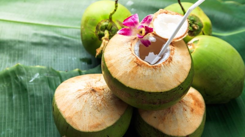 Người tiểu đường không nên uống quá nhiều nước dừa
