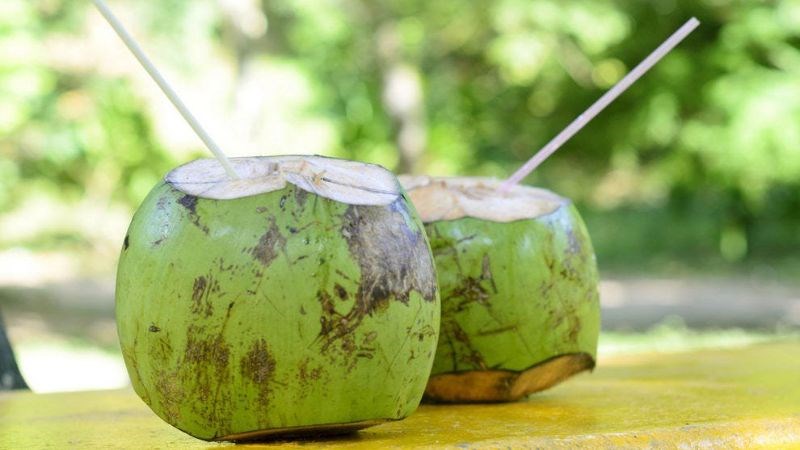 Tốt nhất, bạn nên uống nước dừa nguyên chất không pha thêm đường