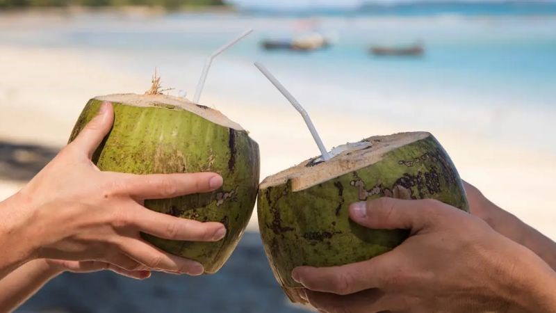 Nên uống nước dừa vào buổi sáng khi bụng còn đói