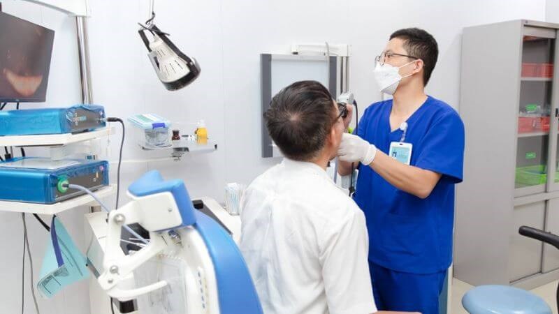 Nội soi tai mũi họng có thể giúp bác sĩ chẩn đoán bệnh viêm thanh quản mạn tính
