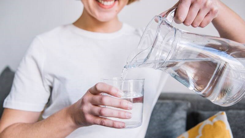 Người bệnh viêm thanh quản mạn tính nên uống đủ nước để giảm bớt triệu chứng khó chịu