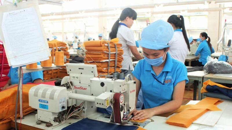 Đeo khẩu trang khi làm việc có thể giúp phòng ngừa viêm thanh quản mạn tính